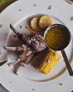 Баранья корейка с соусом из анчоусов и кукурузой на гриле