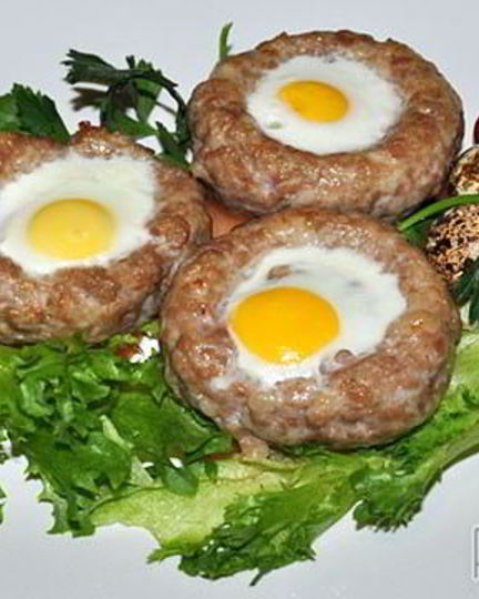 Рецепт бифштекса с перепелиными яйцами