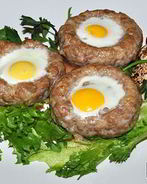 Бифштекс с перепелиными яйцами
