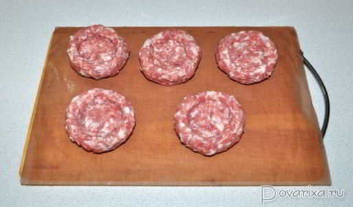 бифштекс с перепелиными яйцами