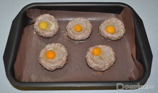 бифштекс с перепелиными яйцами