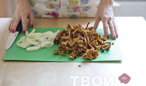 филе индейки в горшочках с овощами и лисичками