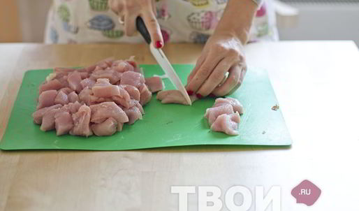 филе индейки в горшочках с овощами и лисичками