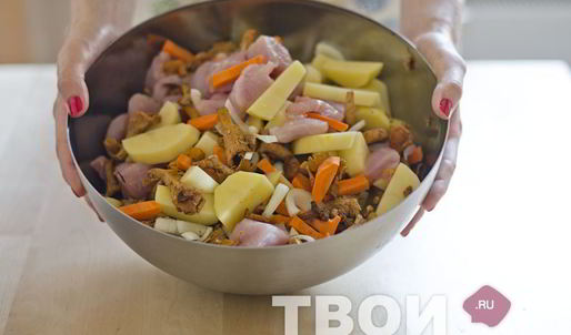 филе индейки в горшочках с овощами и лисичками