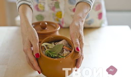 филе индейки в горшочках с овощами и лисичками