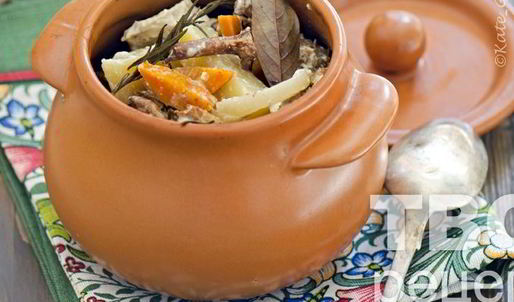 филе индейки в горшочках с овощами и лисичками