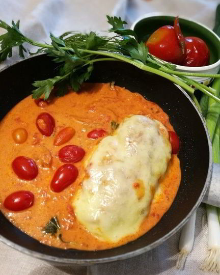 Рецепт филе куриной грудки под сливочно-томатным соусом