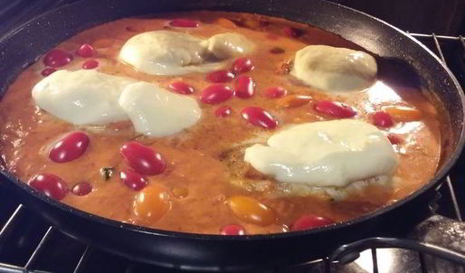 филе куриной грудки под сливочно-томатным соусом