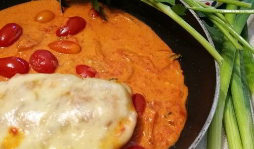 филе куриной грудки под сливочно-томатным соусом