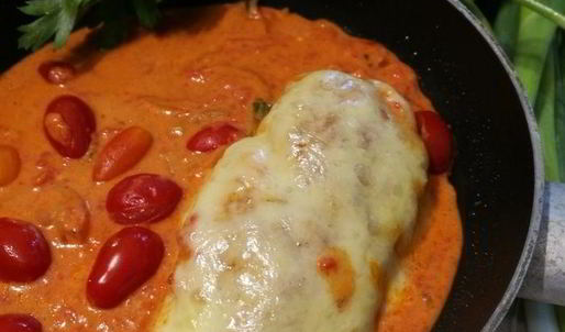 филе куриной грудки под сливочно-томатным соусом