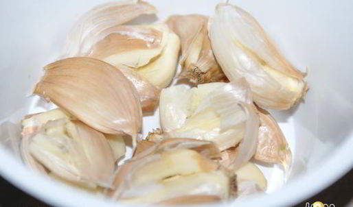 голень куриная, запеченная с лимоном и белым вином