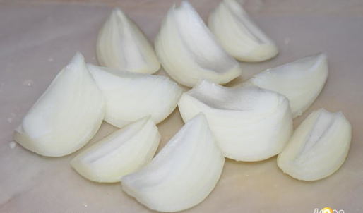 голень куриная, запеченная с лимоном и белым вином