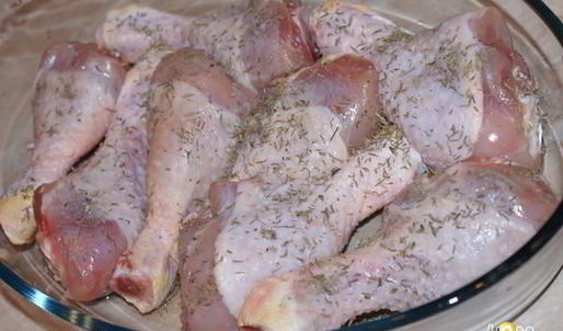 голень куриная, запеченная с лимоном и белым вином