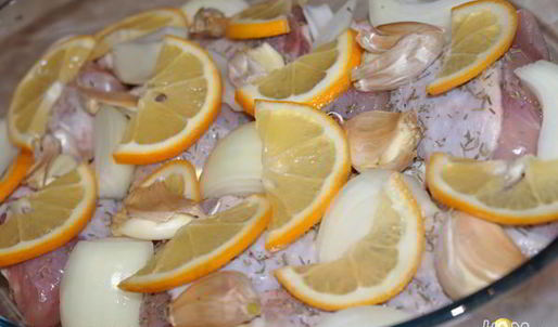 голень куриная, запеченная с лимоном и белым вином