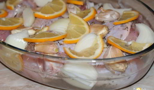 голень куриная, запеченная с лимоном и белым вином
