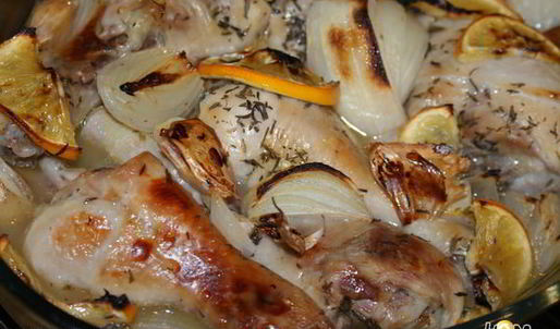 голень куриная, запеченная с лимоном и белым вином