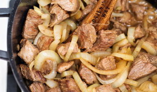 говядина с тыквой и белыми грибами, тушенная в пиве