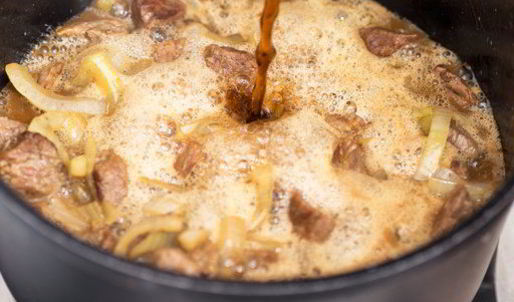 говядина с тыквой и белыми грибами, тушенная в пиве