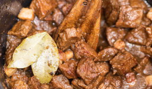 говядина с тыквой и белыми грибами, тушенная в пиве