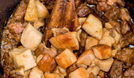 говядина с тыквой и белыми грибами, тушенная в пиве