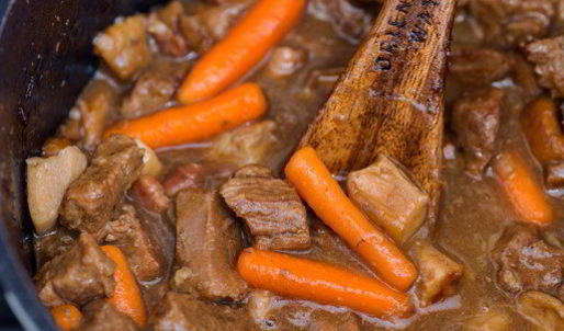 говядина с тыквой и белыми грибами, тушенная в пиве