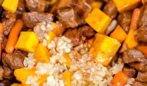 говядина с тыквой и белыми грибами, тушенная в пиве