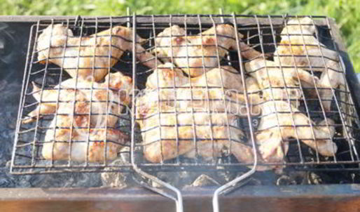 крылышки на решетке на углях