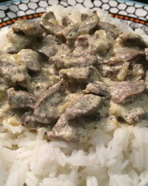 Куриные сердечки со сметаной