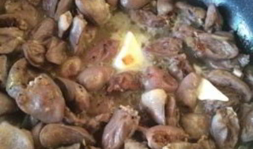 куриные сердечки со сметаной