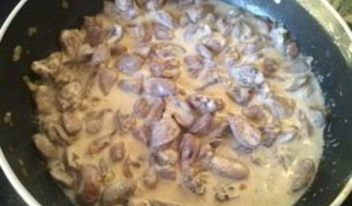 куриные сердечки со сметаной