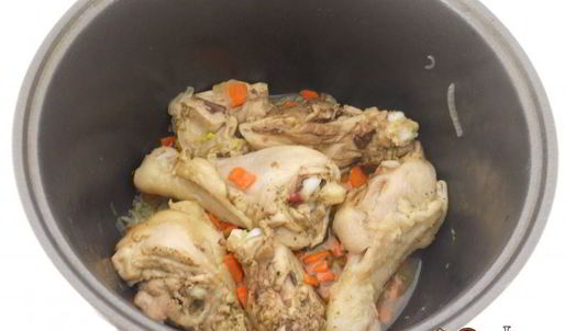 курица с грибами в томатно-сметанном соусе в мультиварке