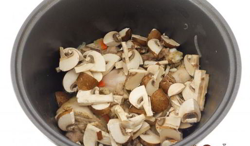 курица с грибами в томатно-сметанном соусе в мультиварке