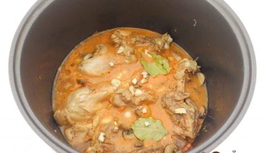 курица с грибами в томатно-сметанном соусе в мультиварке