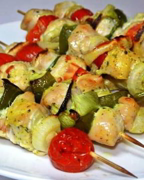 Курица в духовке с овощами на шпажках