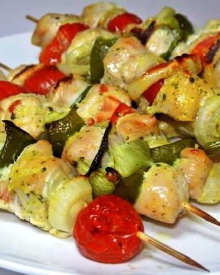 Рецепт курицы в духовке с овощами на шпажках