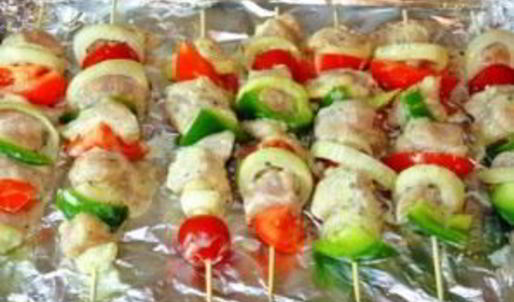 курица в духовке с овощами на шпажках