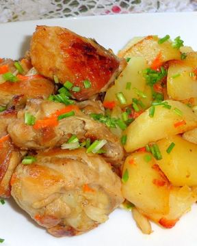 Курица в казане на плите