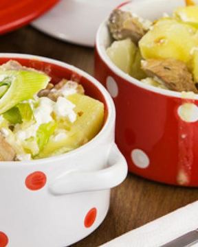 Мясо с картофелем, запеченное в горшочках