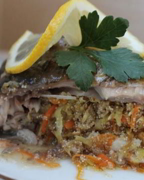 Сазан, фаршированный капустой и икрой