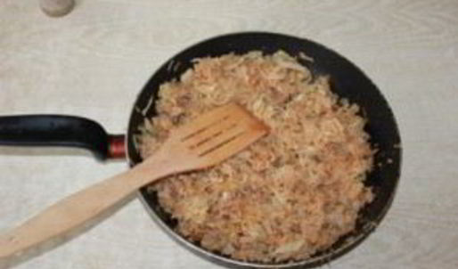 сазан, фаршированный капустой и икрой