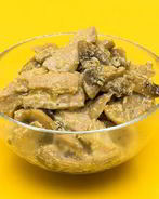 Свинина обжаренная в шампиньонах со сливками