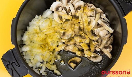 свинина обжаренная в шампиньонах со сливками