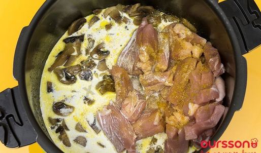 свинина обжаренная в шампиньонах со сливками