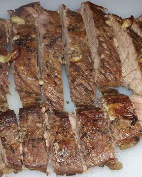 Телятина с розмарином и чесноком, запеченная в рукаве