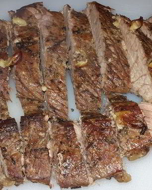 Телятина с розмарином и чесноком, запеченная в рукаве