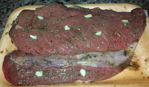 телятина с розмарином и чесноком, запеченная в рукаве