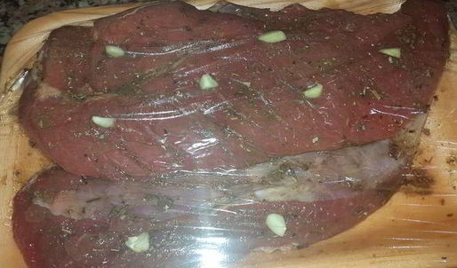 телятина с розмарином и чесноком, запеченная в рукаве