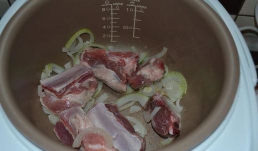 тушеные свиные ребрышки в мультиварке