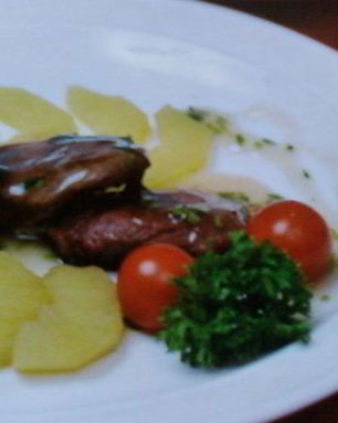 Утиное филе с помидорками черри и яблоками