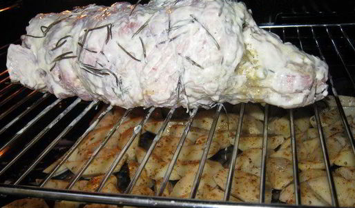 запеченная свинина с овощами и розмарином